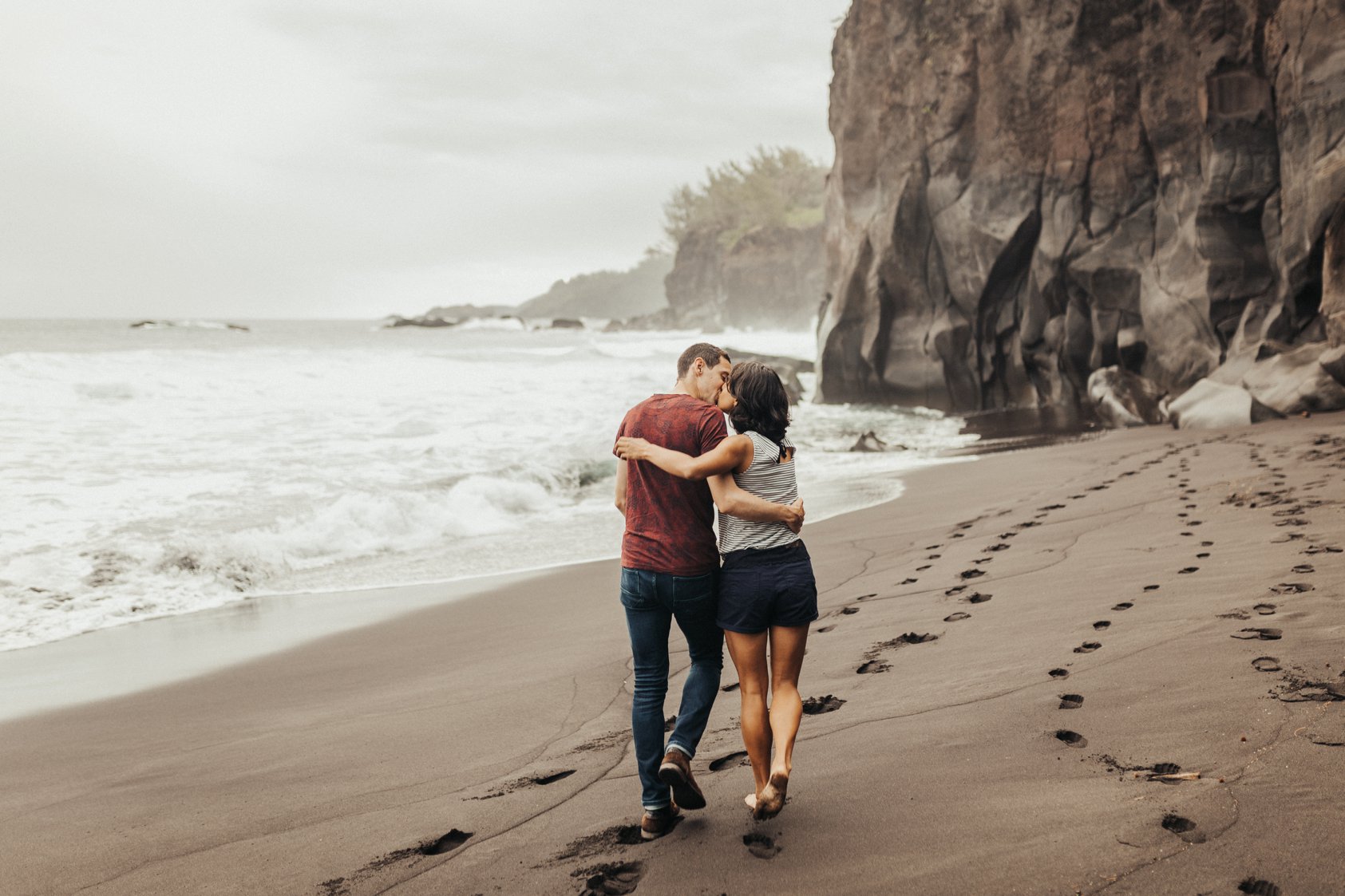 Shooting Couple sur une Plage Déserte – Ile de La Réunion